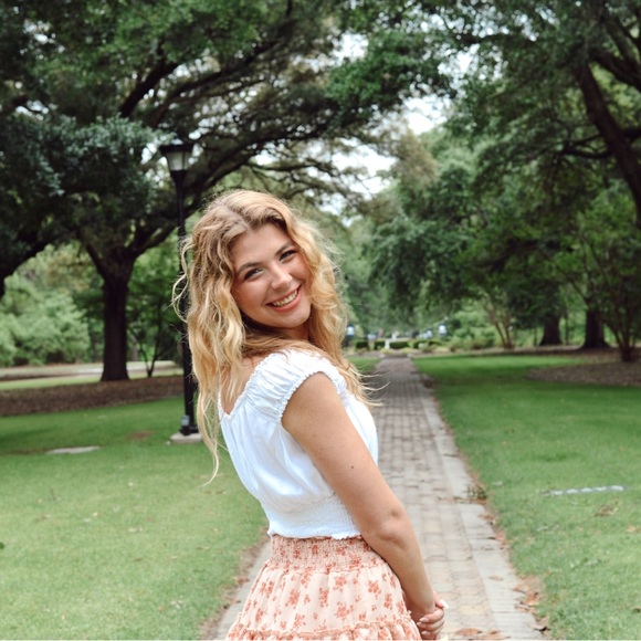 Hailey ☀️ - Picture 2 of 3